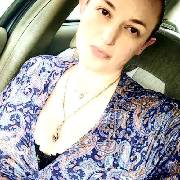 Meet your Posher, Debra - Picture 2 of 6